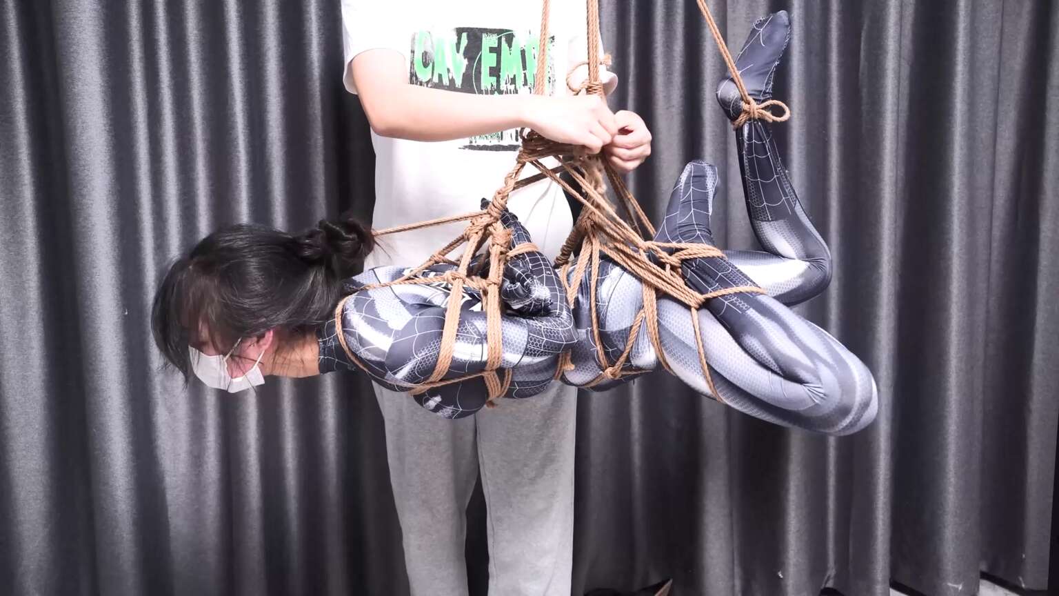 艺束人生，你是在cosplay蜘蛛侠吗？