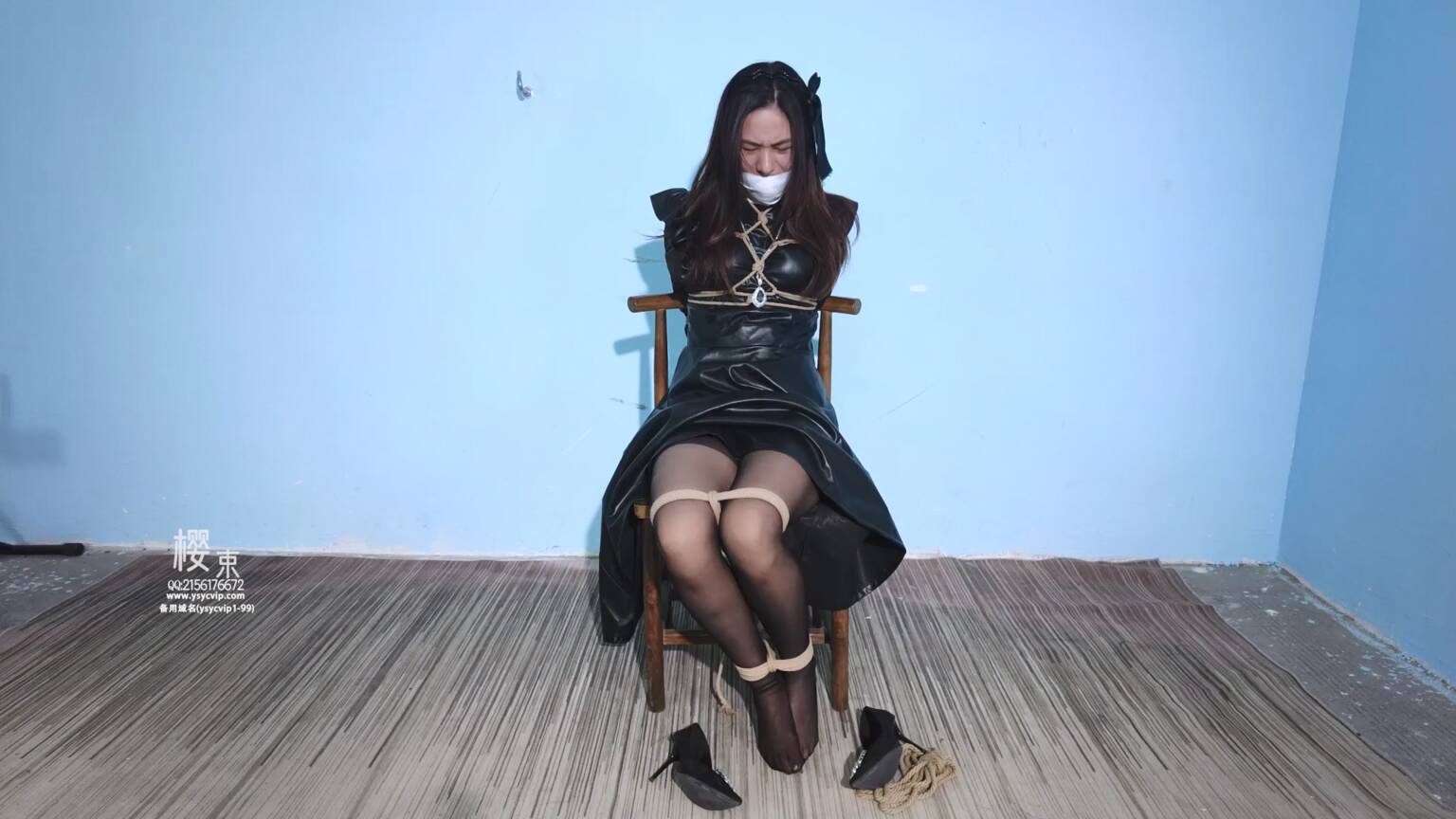 樱束原创，黑色裙子显得很有气质！